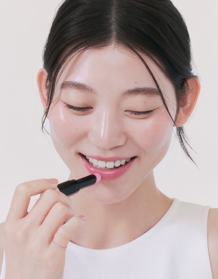 A model using HERA New Sensual Nude Balm
