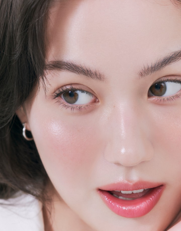 A model using HERA New Sensual Nude Balm