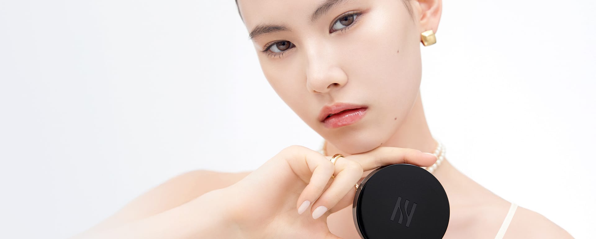 블랙쿠션을 들고 있는 모델 