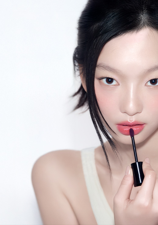 센슈얼 틴티드 샤인 립 세럼을 바르고 있는 모델