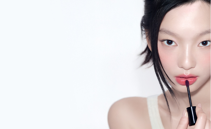 센슈얼 틴티드 샤인 립 세럼을 바르고 있는 모델