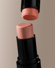 살짝 열린 검은색 스틱 케이스 위로 부드러운 복숭아빛 내용물이 드러나 헤라 2025 홀리데이 컬렉션의 ALL THAT GLAM 무드를 더해주는 제품