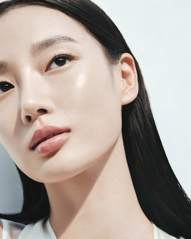 은은한 광채를 머금은 여성의 깨끗한 피부가 헤라의 제품으로 표현하는 자연스러운 아름다움을 보여줍니다.