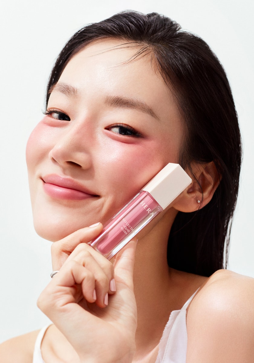 헤라 리플렉션 리퀴드 블러쉬 들고 있는 모델 컷