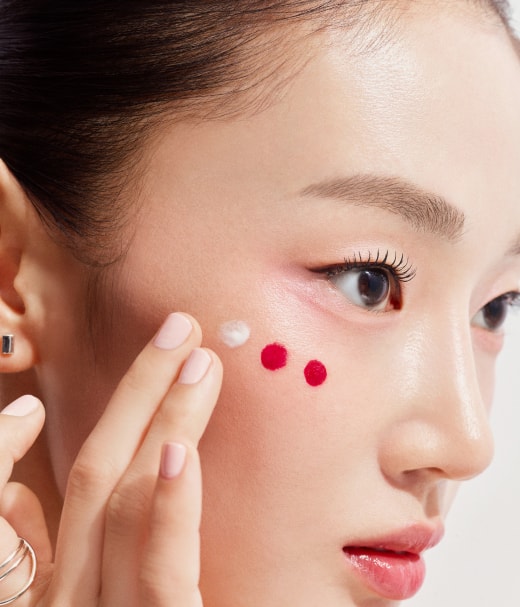 헤라 리플렉션 리퀴드 블러쉬를 볼에 찍어 바르는 모델