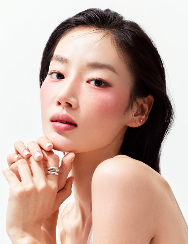 헤라 리플렉션 리퀴드 블러쉬 로지 컬러 바른 모델 정면 컷