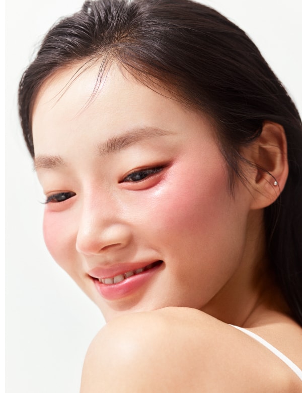 헤라 리플렉션 리퀴드 블러쉬 로지 컬러 바른 모델 확대 컷