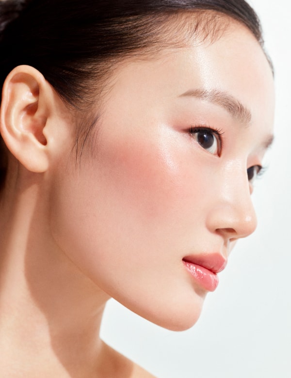 헤라 리플렉션 리퀴드 블러쉬 란제리 컬러 바른 모델 측면 컷