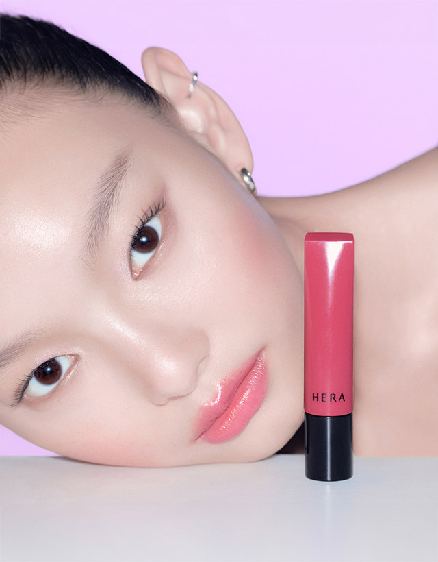 헤라 센슈얼 틴티드 샤인 립 세럼 체리 온 탑 모델 대각선 컷