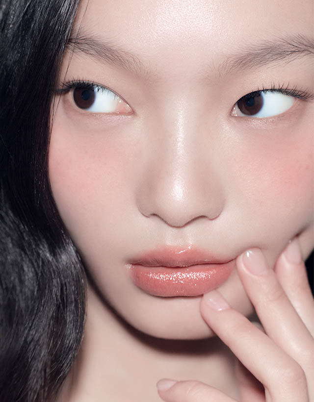 헤라 센슈얼 틴티드 샤인 립 세럼 카라멜 브라운 모델 앞모습 컷