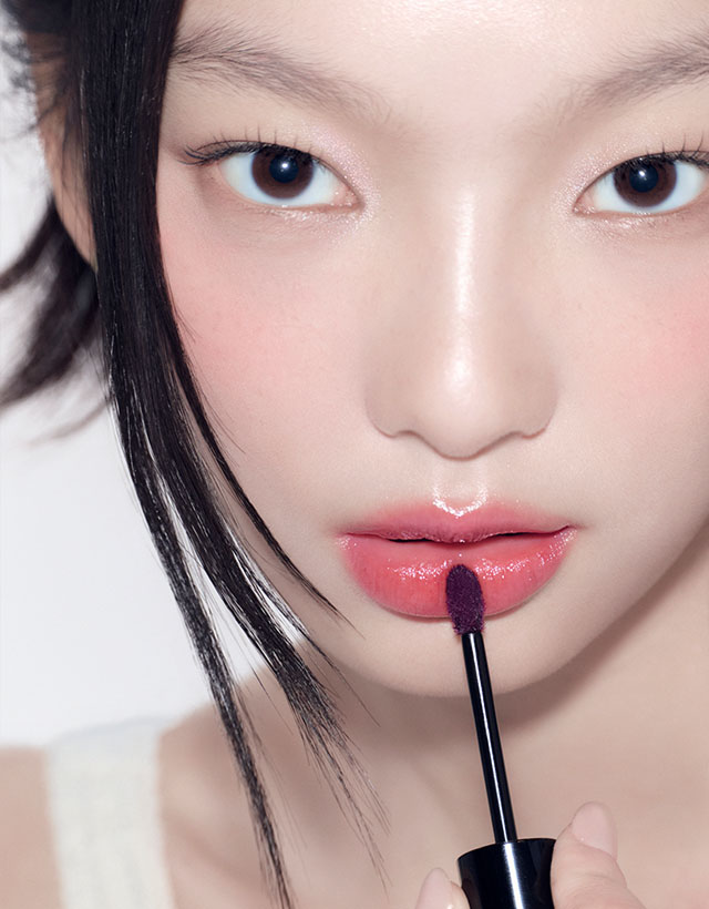 헤라 센슈얼 틴티드 샤인 립 세럼 레드우드 모델 얼굴확대컷