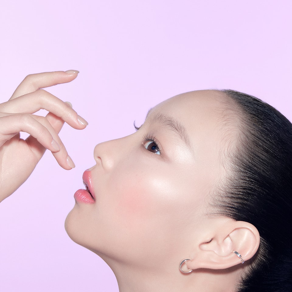 헤라 센슈얼 틴티드 샤인 립 세럼 더블 하이드레이션 케어-모델 옆모습 컷