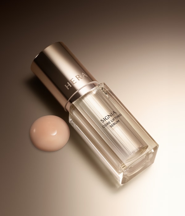 헤라 시그니아 리프팅 세럼 좌측 컷