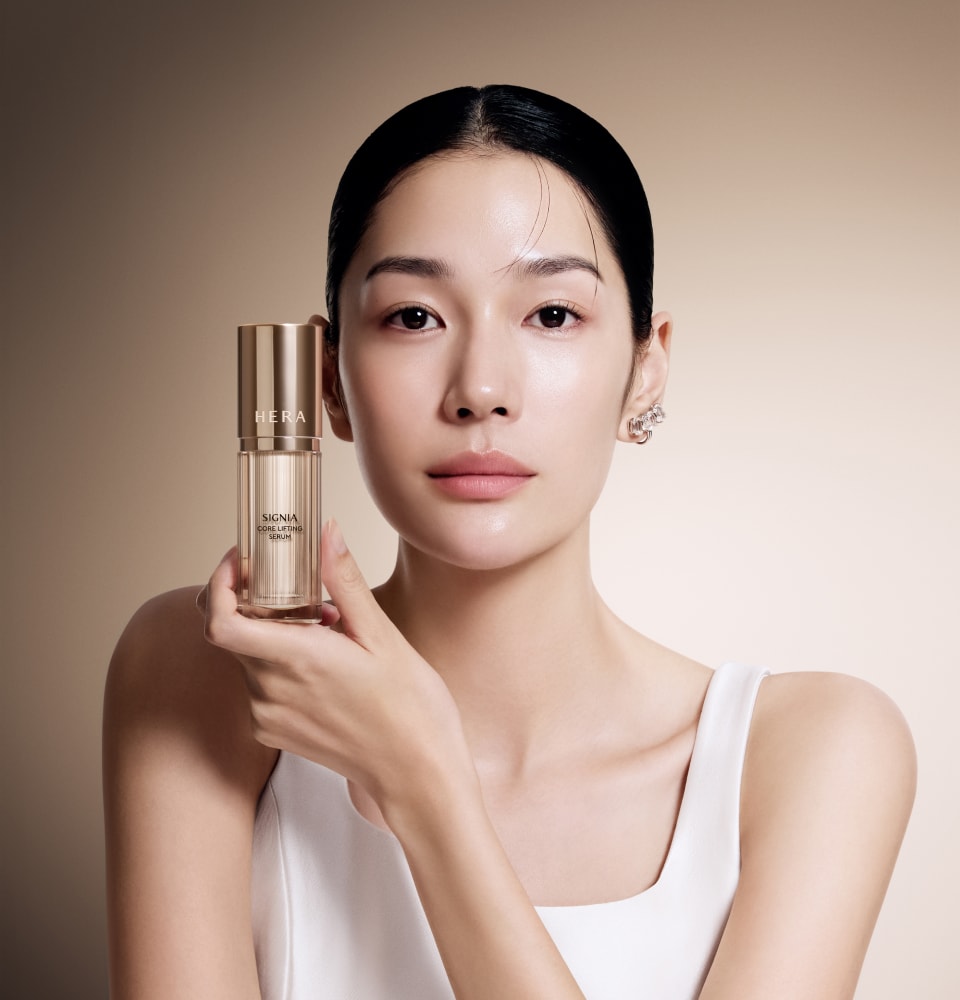 헤라 시그니아 리프팅 세럼 들고 있는 모델 컷