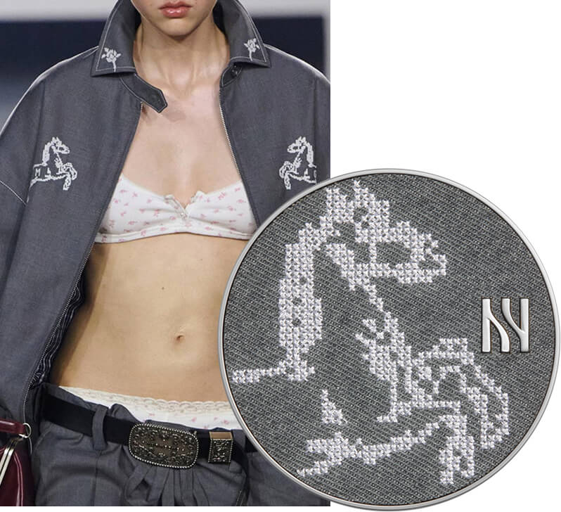 마크공 런웨이를 하고 있는 모델 상체 컷, 헤라 마크공 컬렉션 쿠션 케이스 누끼 컷