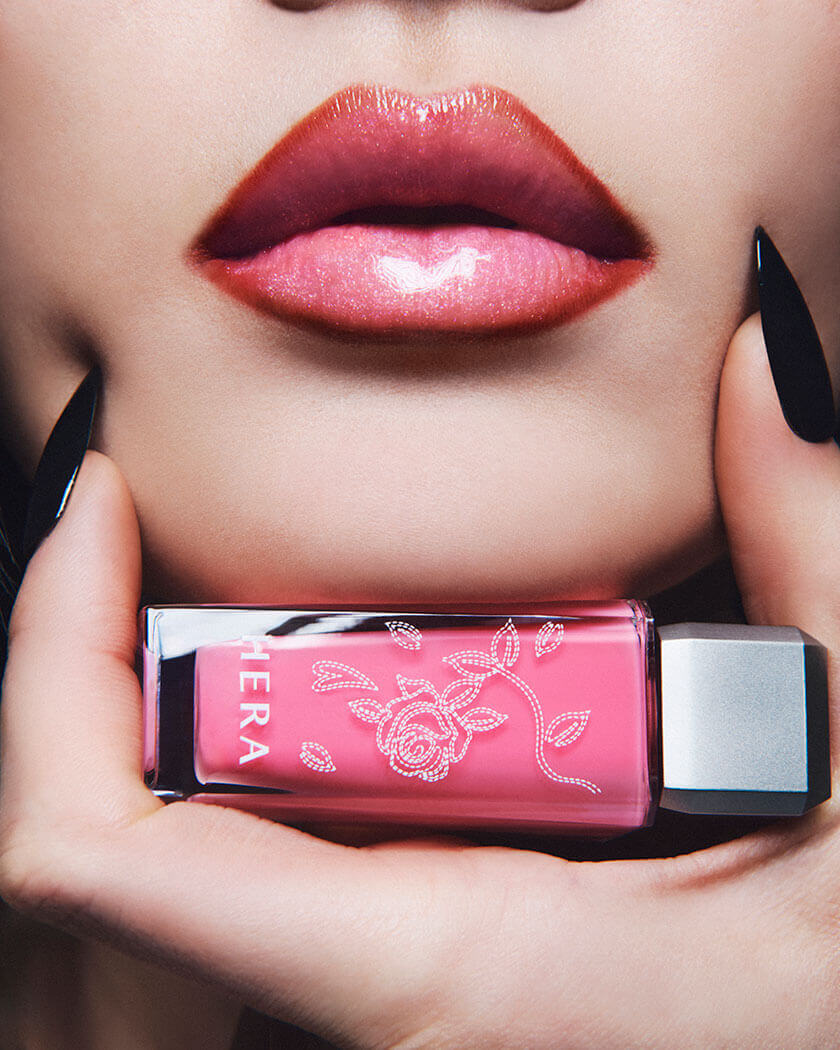 헤라 마크공 컬렉션 립 제품을 들고 있는 모델 입술 컷