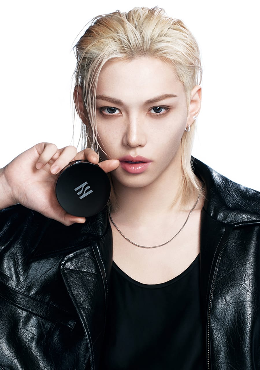 헤라 블랙 쿠션 들고 있는 필릭스 1