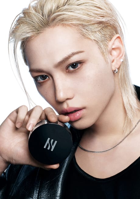 헤라 블랙 쿠션 들고 있는 필릭스 2