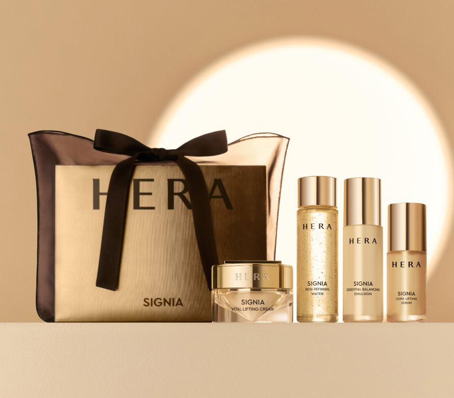 헤라 시그니아 기프트 패키지와 시그니아 바이탈 리프팅 크림, 시그니아 코어 리프팅 세럼, 시그니아 스킨 리파이닝 워터, 시그니아 에센셜 밸런싱 에멀젼