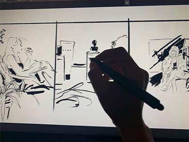 헤라의 페르소나를 스케치하는 박은현 작가의 손